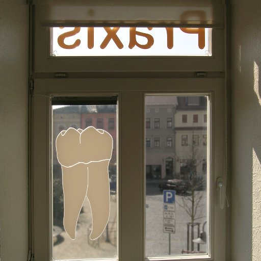 transparentes Praxisschild Leuchtschrift in Fenster, Sachsen
